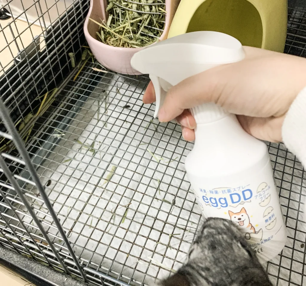 チンチラ等の小動物のゲージを消臭する様子