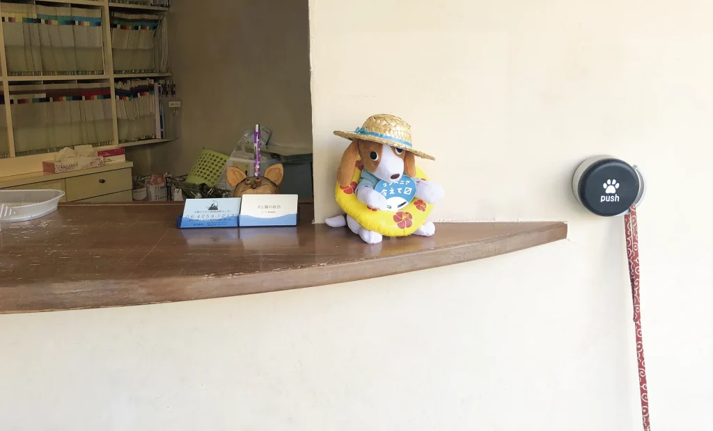 動物病院に取り付けられた犬用リードフック「ドギーフック」